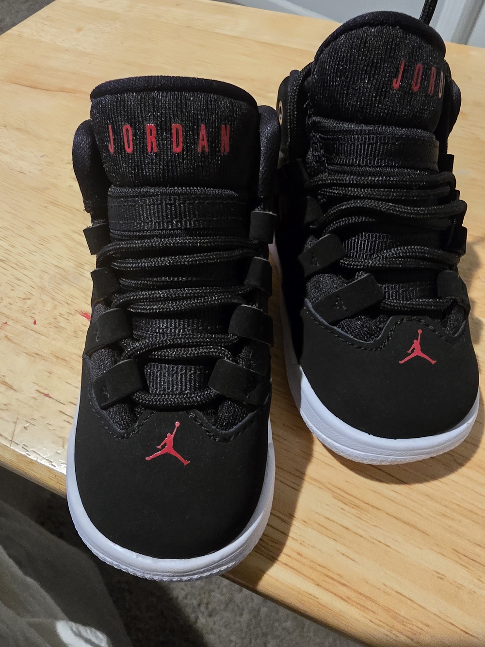 JORDANS MAX AURA (TD) sz 5C black/black gym red white AQ9215 006